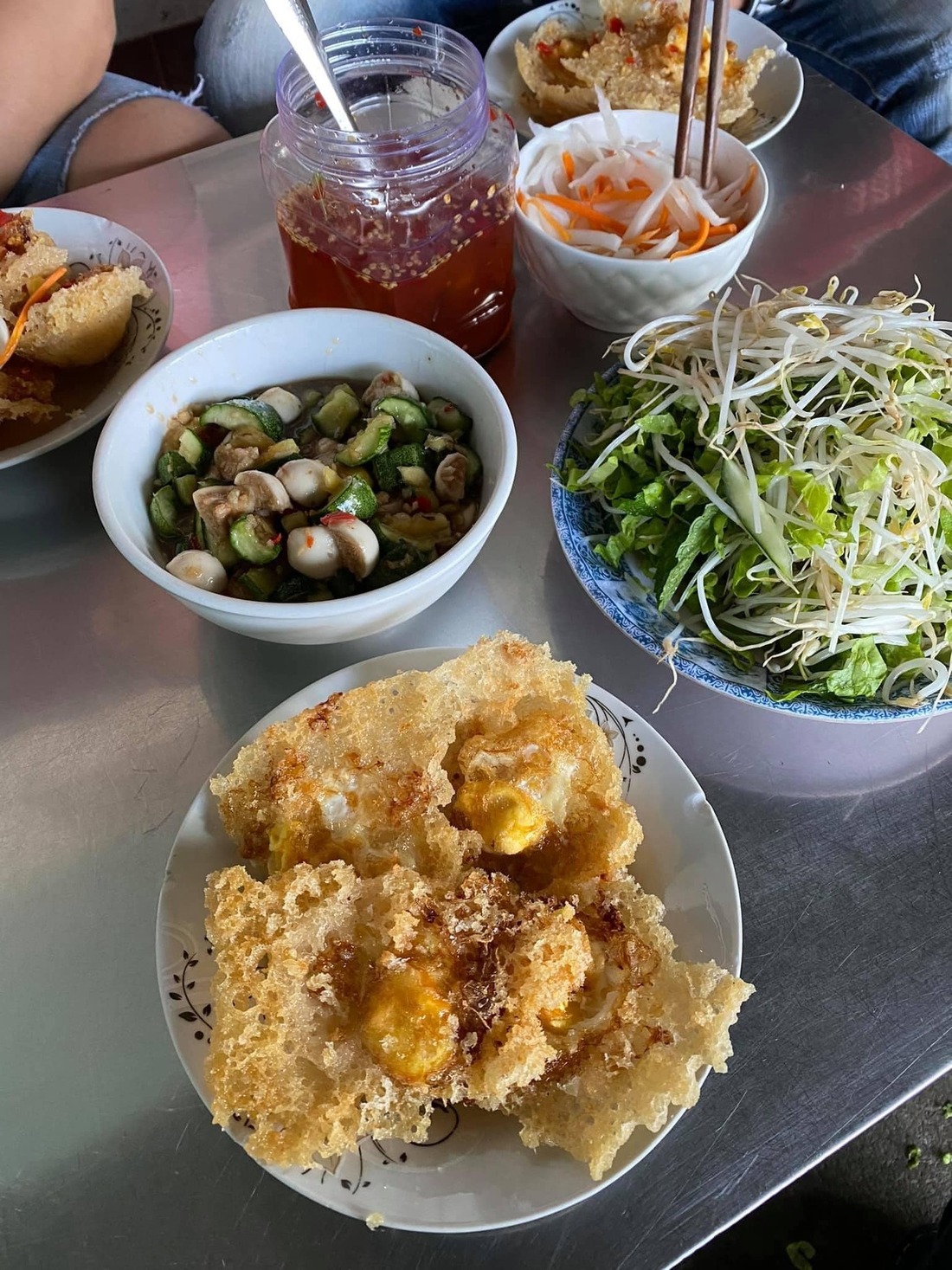 Khám phá bánh khọt mắm cà cô Linh, quán ăn bình dân tại Gia Lai 4