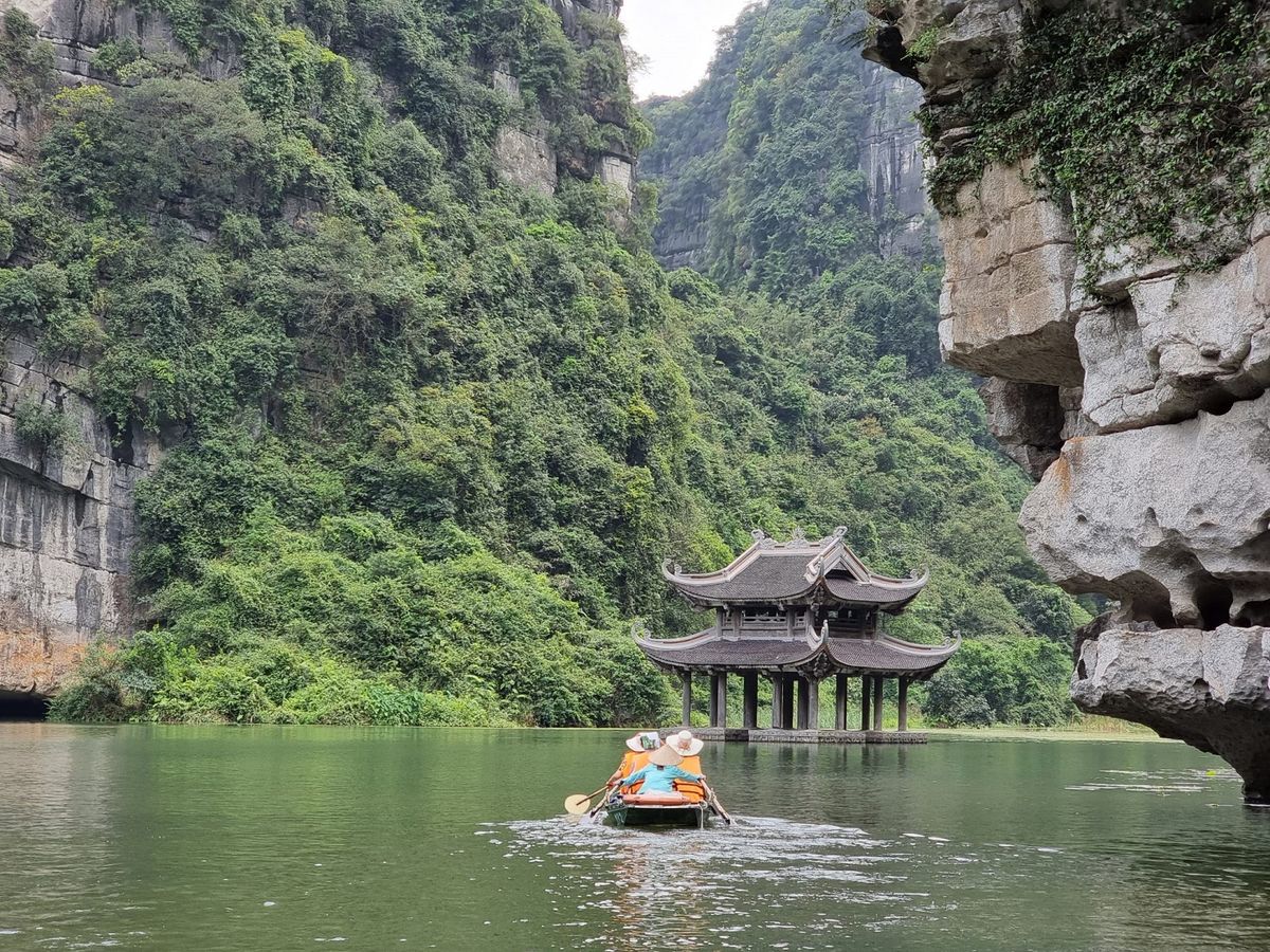 Khám phá các hang và điểm đến tâm linh với Tràng An tuyến 3 6