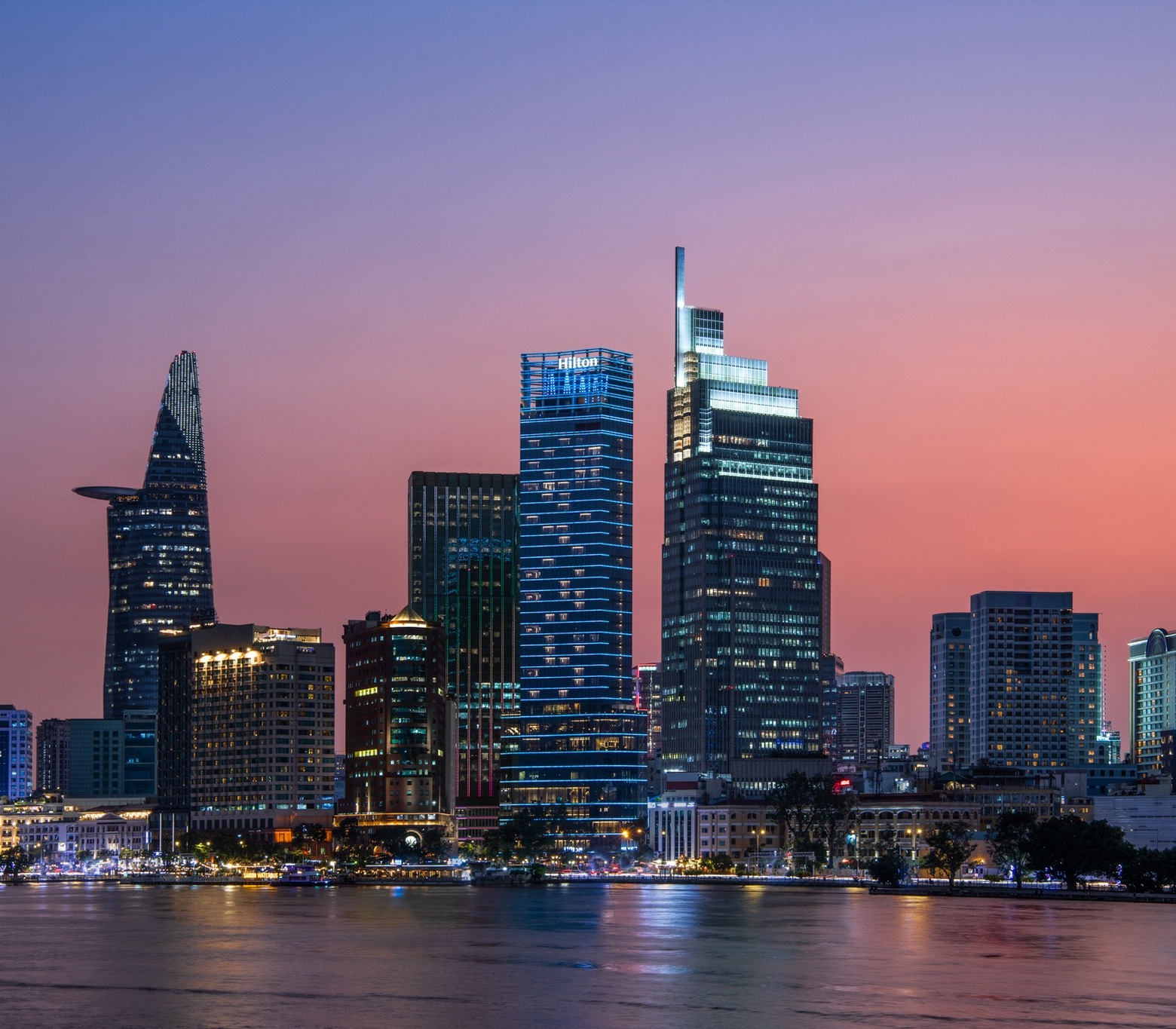Khám phá Hilton Saigon, khách sạn 5 sao bên sông Sài Gòn hoa lệ