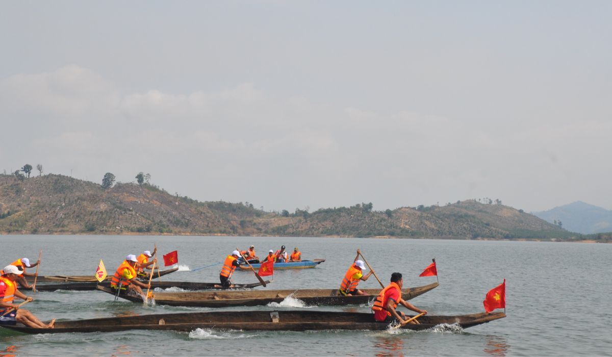 Khám phá Hội đua thuyền độc mộc trên sông Pô Cô cực sôi động 4