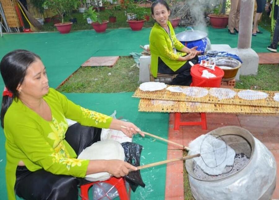 Khám phá Lễ hội bánh tráng phơi sương Trảng Bàng ở Tây Ninh 9