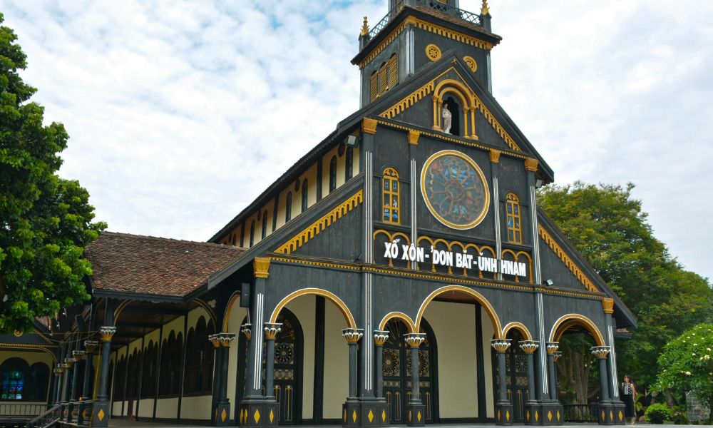 Khám phá Nhà thờ gỗ Kon Tum với tuổi đời hơn 100 năm 2
