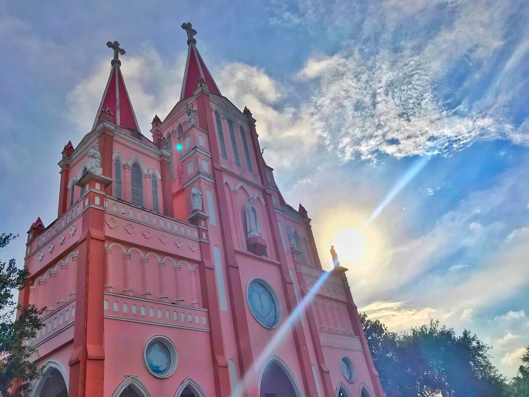 Khám phá Nhà thờ Mỹ Thạnh màu hồng đốn tim giới trẻ ở Long Xuyên 5