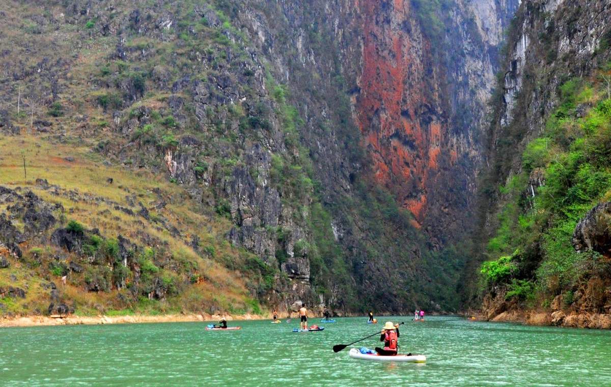 Kinh nghiệm đi thuyền vượt sông Nho Quế ngắm vẻ đẹp của thiên nhiên Hà Giang 8