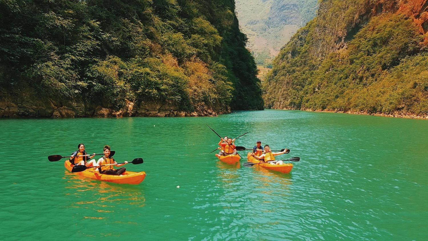 Kinh nghiệm đi thuyền vượt sông Nho Quế ngắm vẻ đẹp của thiên nhiên Hà Giang 11