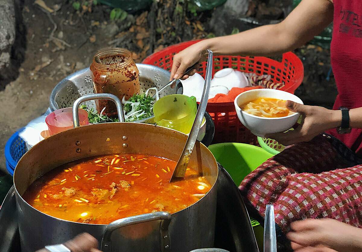 Là thiên đường của bánh canh, nhưng đến Huế phải ăn Bánh canh cua mới đúng điệu! 4