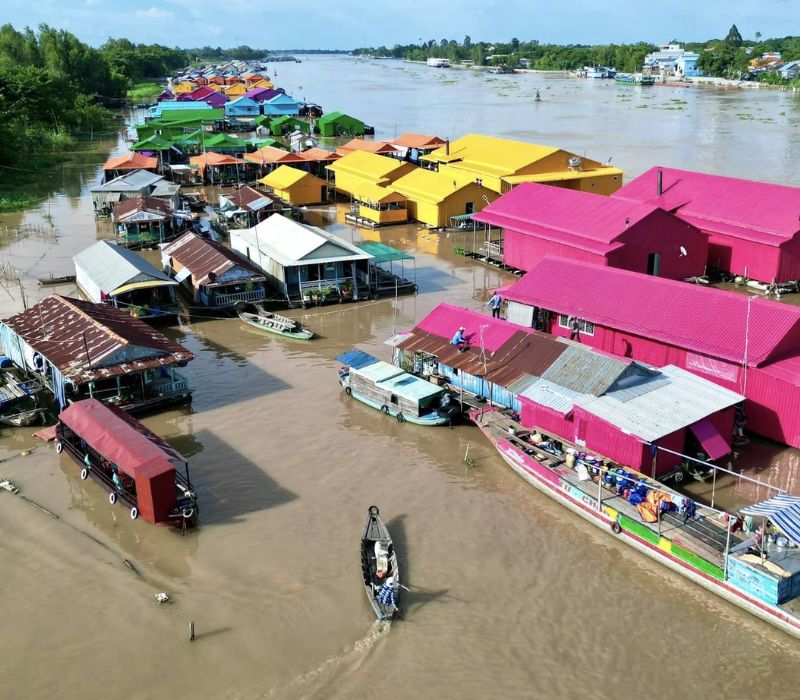 Làng bè Châu Đốc rực rỡ sắc màu bên bờ sông Hậu