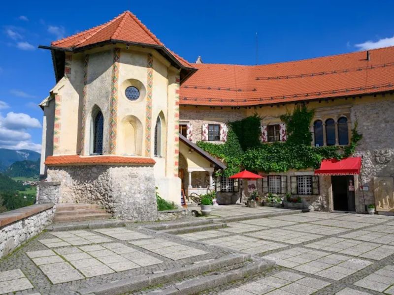 Top 10 lâu đài Châu Âu đẹp như bước ra từ truyện cổ tích 11