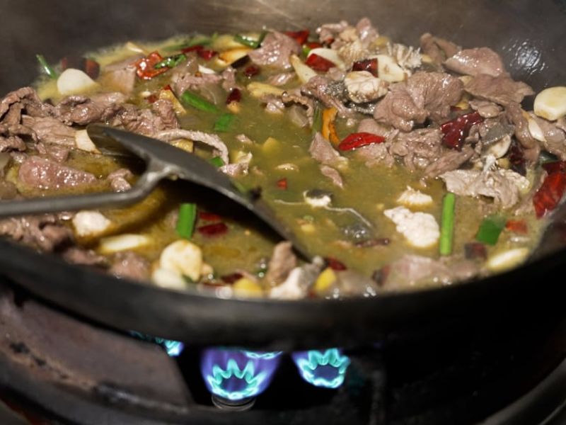 Lẩu phân bò là gì? Món đặc sản gây tò mò từ Trung Quốc 5