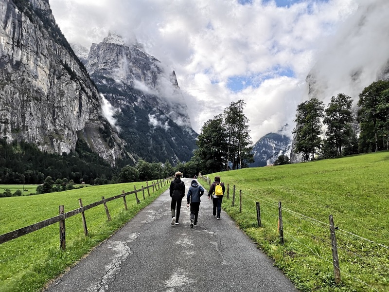 Lauterbrunnen thị trấn cổ tích ẩn sâu trong dãy núi Alps Thụy Sĩ 8