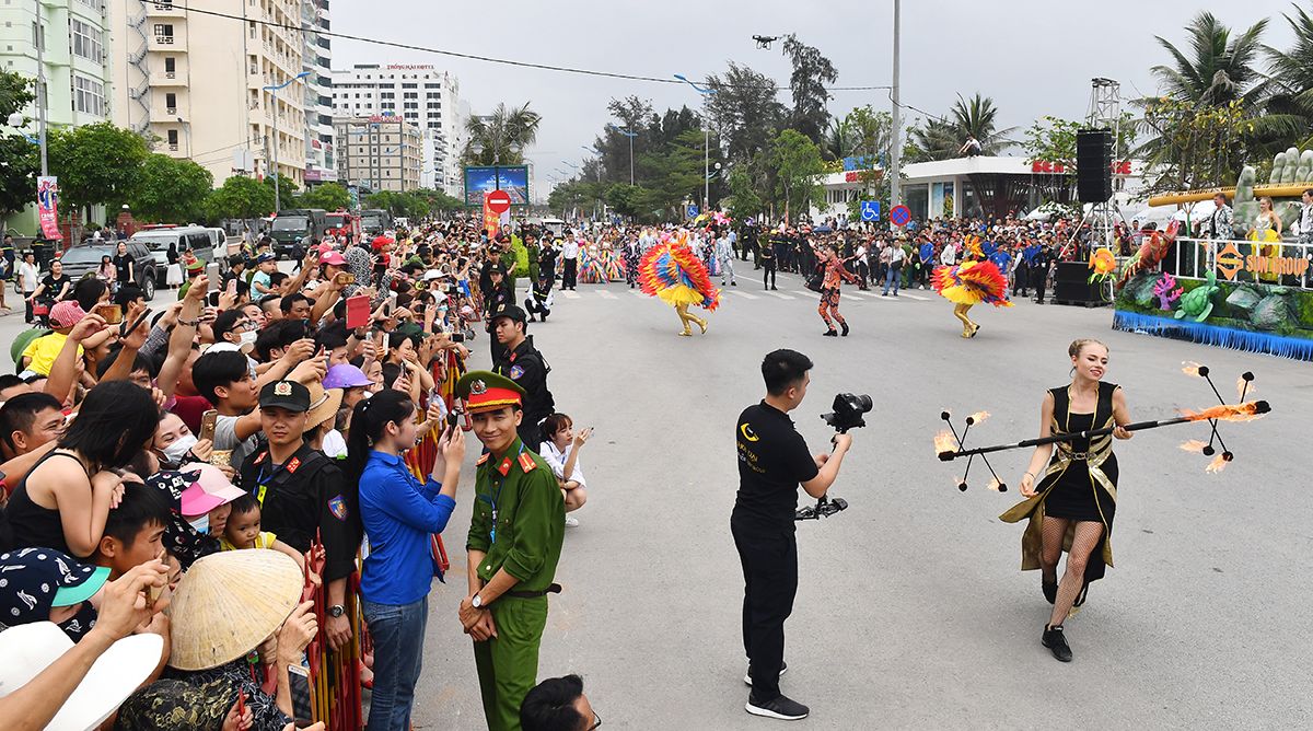 Lễ hội Carnaval Hạ Long - Hòa chung những giai điệu vui tươi trong ngày hội 13