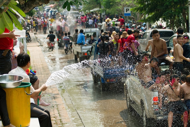 Lễ hội té nước Lào Bun Pi May in đậm dấu ấn văn hóa bản địa 6