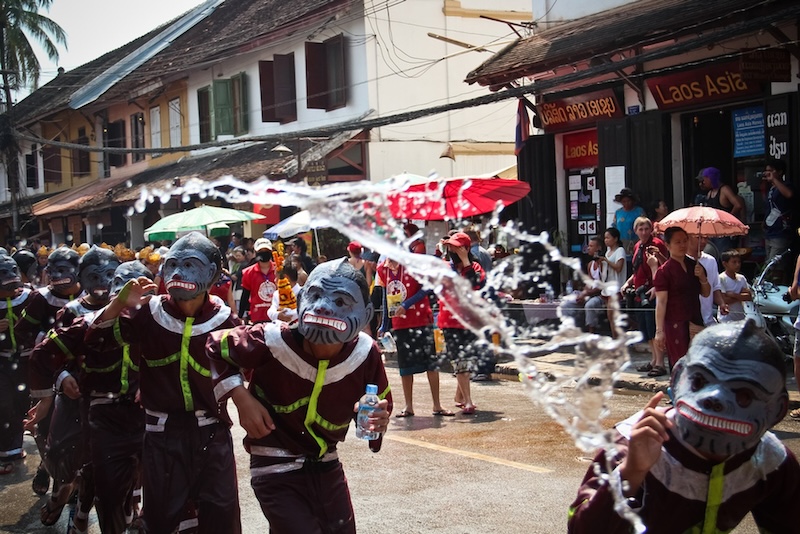 Lễ hội té nước Lào Bun Pi May in đậm dấu ấn văn hóa bản địa 3