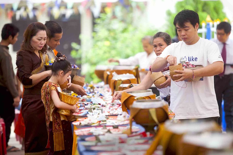 Lễ hội té nước Lào Bun Pi May in đậm dấu ấn văn hóa bản địa 4