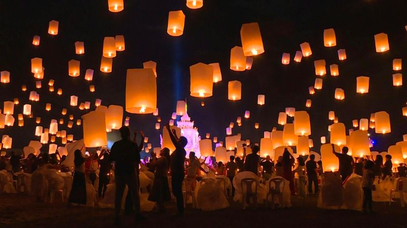 Lễ hội Yi Peng và những chiếc đèn lồng thắp sáng bầu trời Chiang Mai 2