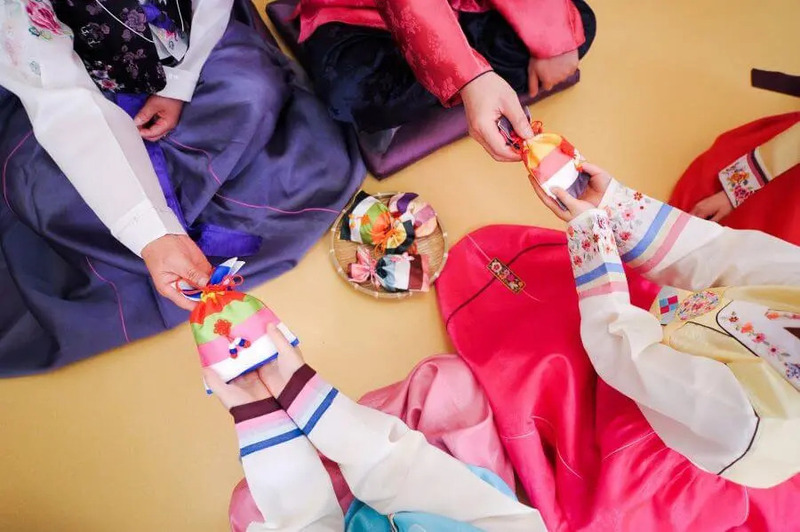 Phong bao lì xì đầu năm đỏ thắm trở thành biểu tượng của may mắn 7