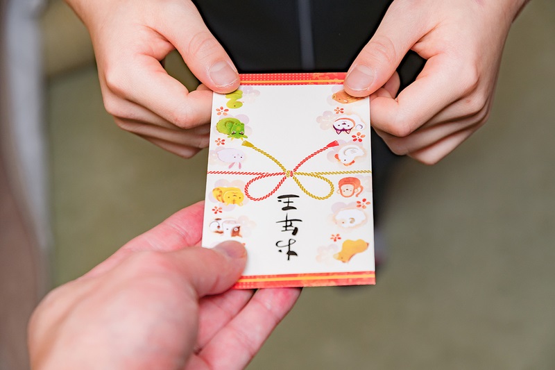 Phong bao lì xì đầu năm đỏ thắm trở thành biểu tượng của may mắn 8