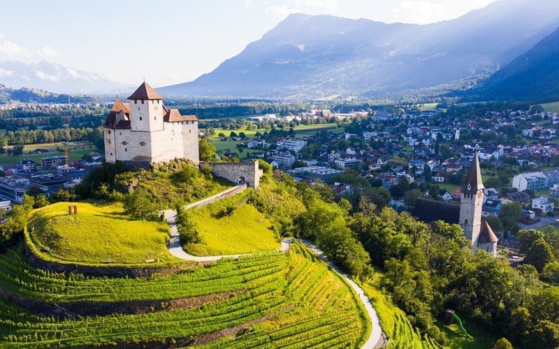Công quốc Liechtenstein nhỏ bé nằm sâu trong dãy Alps tại châu Âu 2