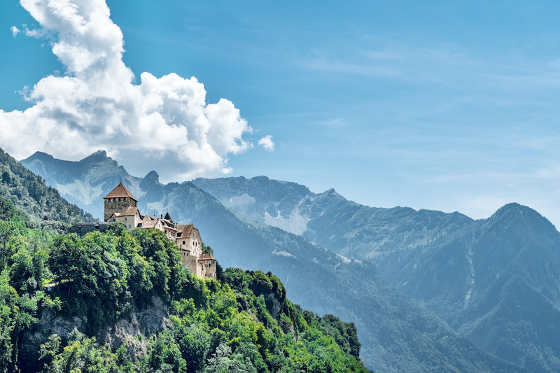 Công quốc Liechtenstein nhỏ bé nằm sâu trong dãy Alps tại châu Âu 5