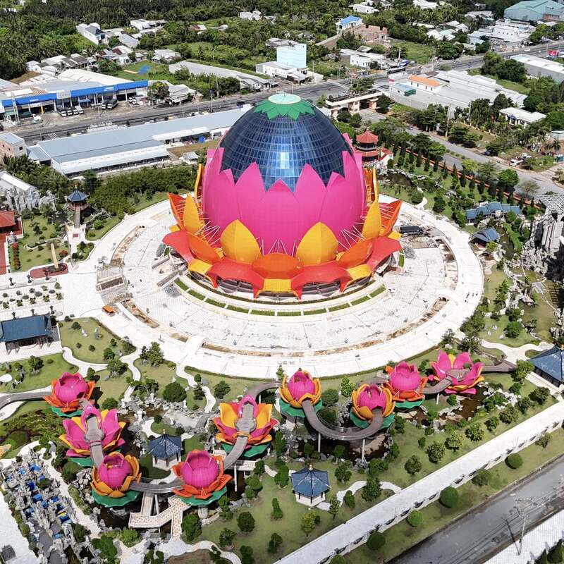 Khám phá Liên Hoa bảo tháp ấn tượng bởi hình hoa sen ba tầng 2