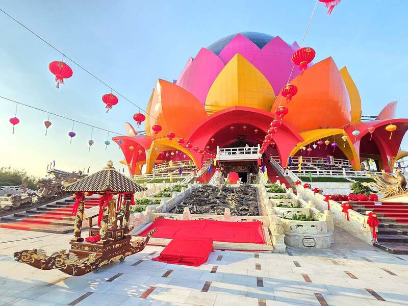 Khám phá Liên Hoa bảo tháp ấn tượng bởi hình hoa sen ba tầng 4