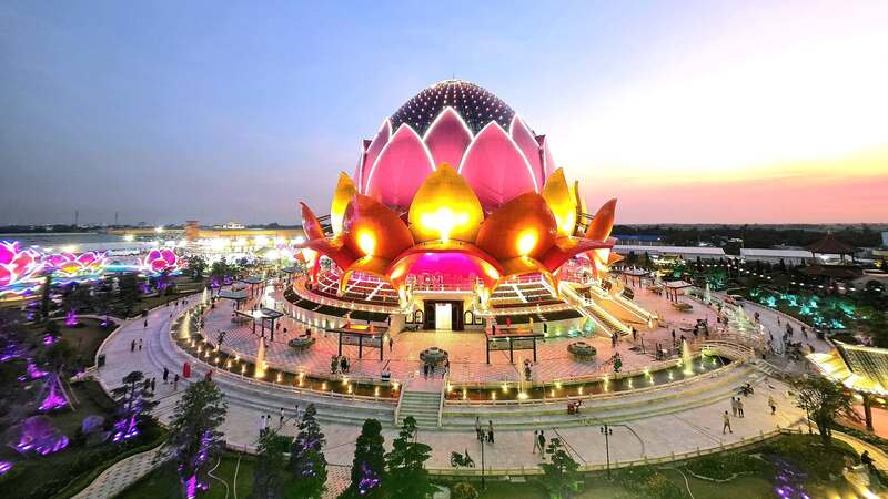 Khám phá Liên Hoa bảo tháp ấn tượng bởi hình hoa sen ba tầng 5