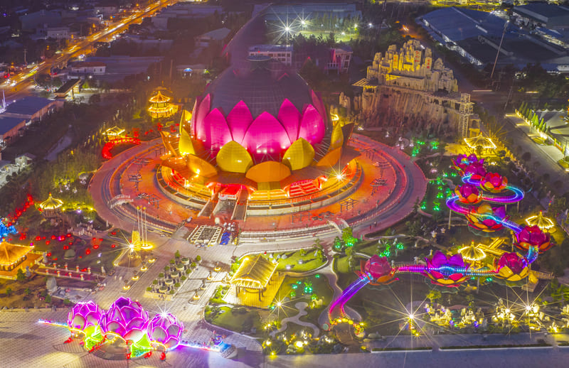 Khám phá Liên Hoa bảo tháp ấn tượng bởi hình hoa sen ba tầng 8