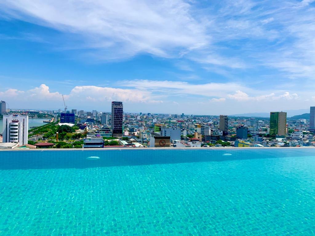 List khách sạn Đà Nẵng có hồ bơi vô cực đẹp khó cưỡng 7