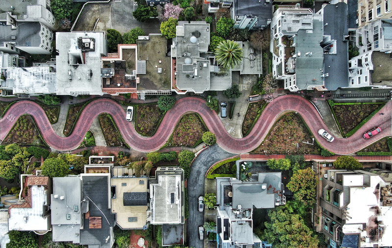 Lombard Street quanh co bên những luống hoa khoe sắc ở San Francisco 3