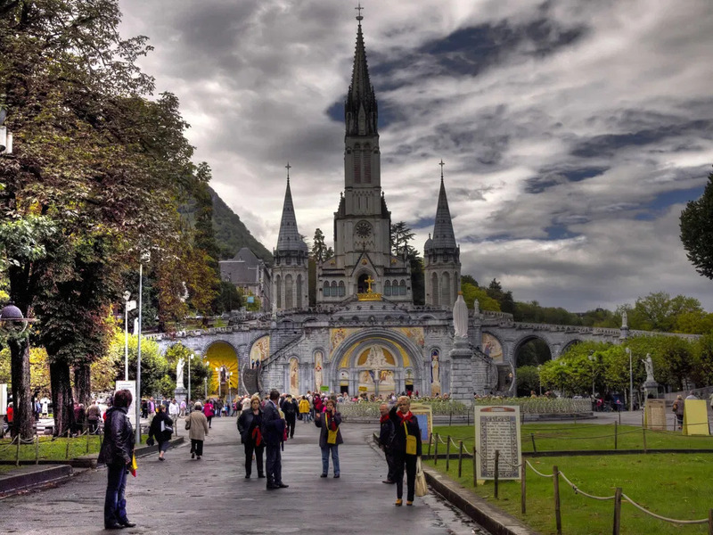 Thánh địa Lourdes Pháp: Điểm hành hương giữa dãy núi Pyrenees 4