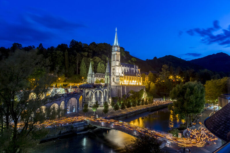 Thánh địa Lourdes Pháp: Điểm hành hương giữa dãy núi Pyrenees 7