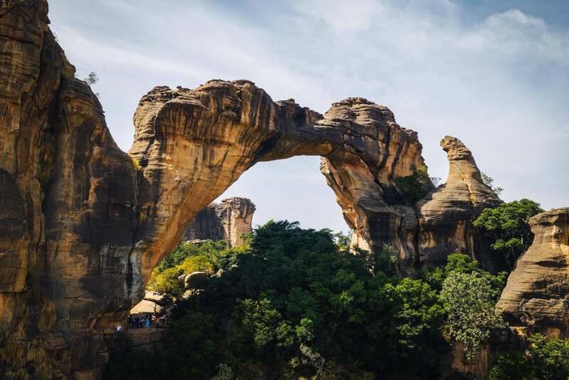 Vòm đá tự nhiên Kamandjjan ở Siby, Mali nổi bật giữa những vách đá và tán cây xanh