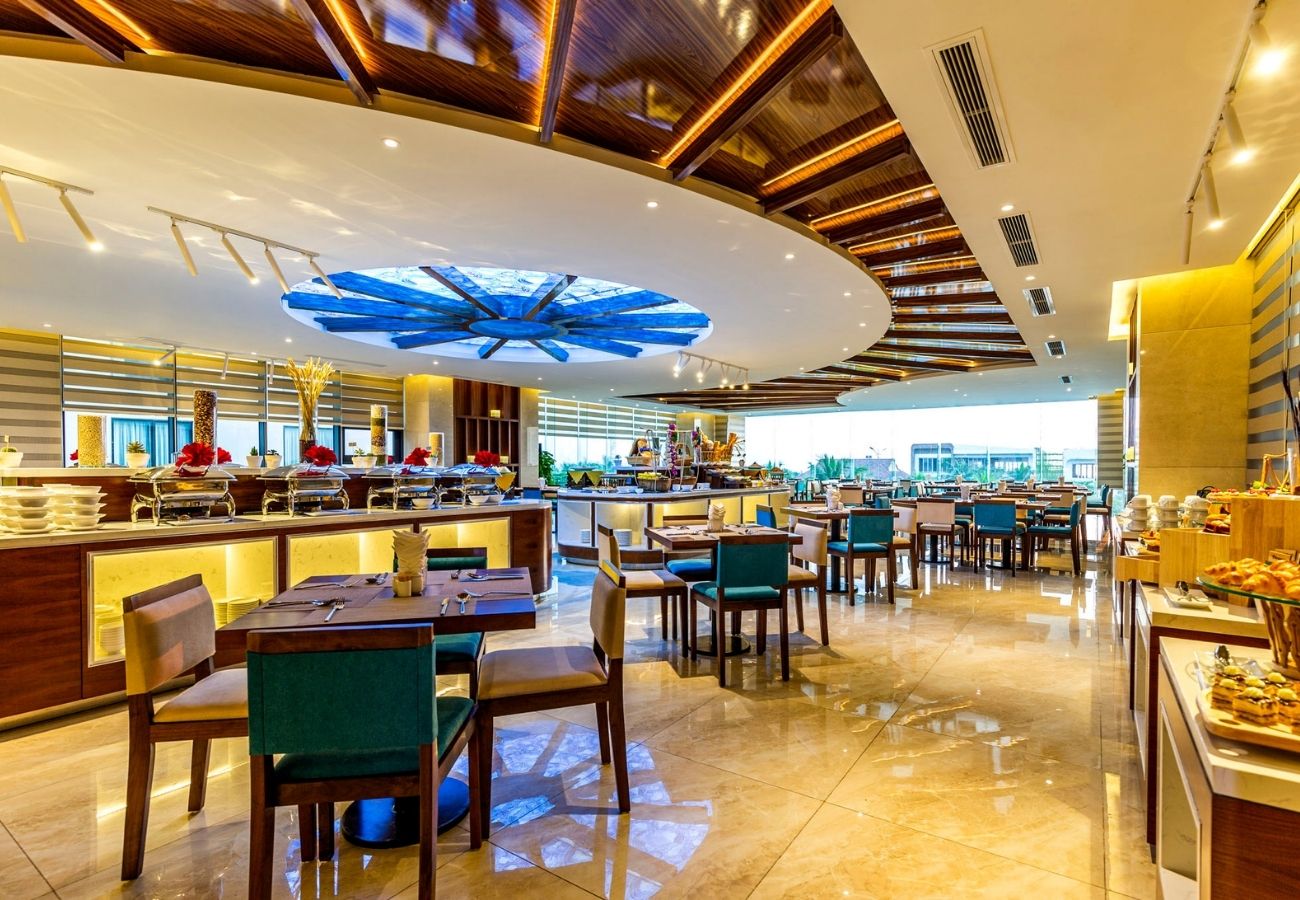 Maximilan Danang Beach Hotel có view hồ bơi ngay bờ biển cực ấn tượng 20