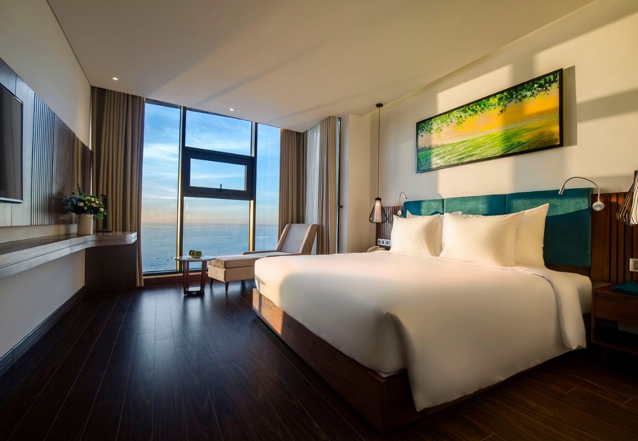Maximilan Danang Beach Hotel có view hồ bơi ngay bờ biển cực ấn tượng 7