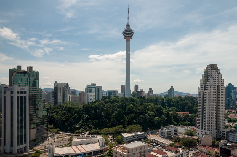 Tháp Menara Kuala Lumpur vươn mình giữa nền trời Malaysia 2