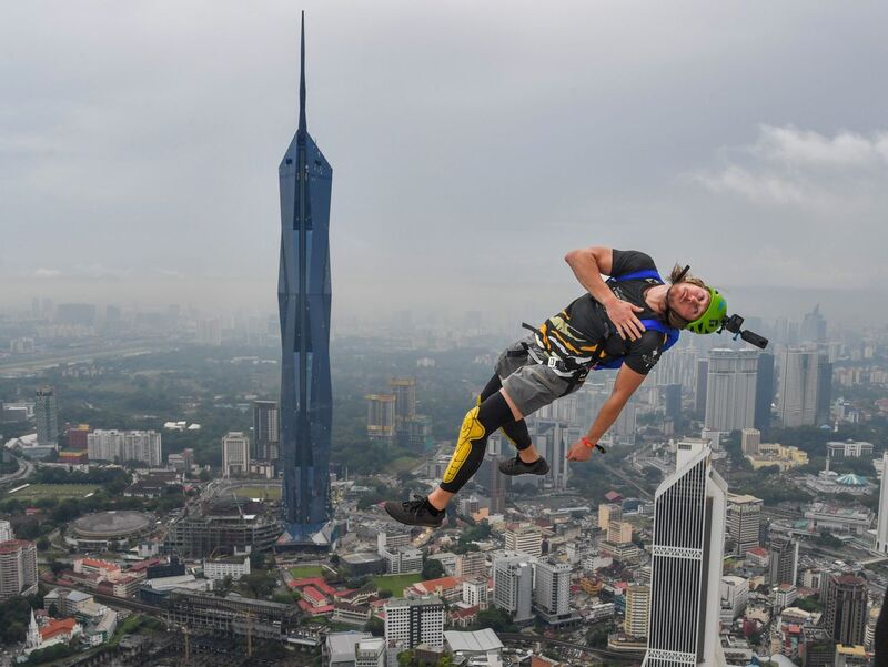 Tháp Menara Kuala Lumpur vươn mình giữa nền trời Malaysia 11