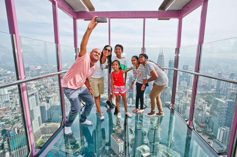 Tháp Menara Kuala Lumpur vươn mình giữa nền trời Malaysia 3