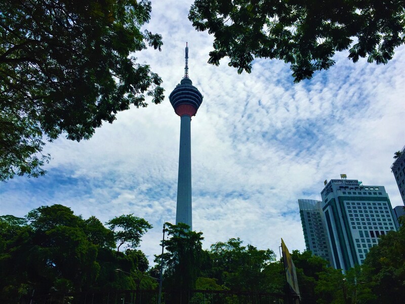 Tháp Menara Kuala Lumpur vươn mình giữa nền trời Malaysia 4