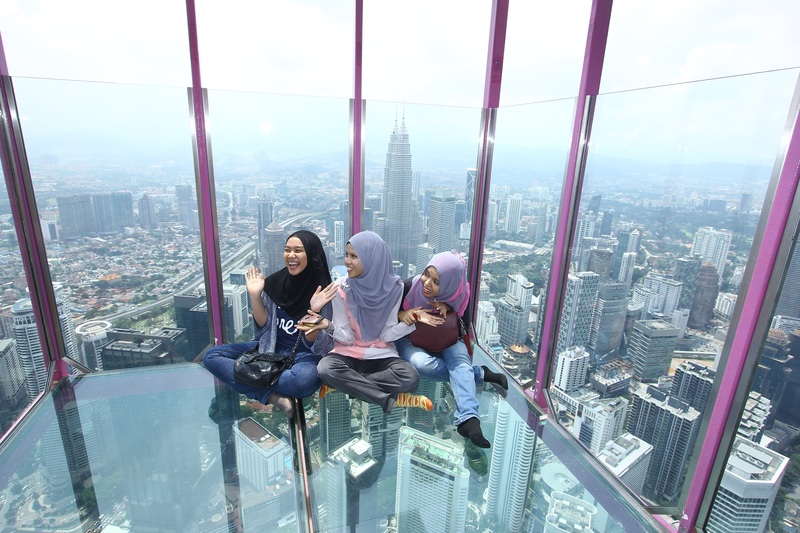 Tháp Menara Kuala Lumpur vươn mình giữa nền trời Malaysia 5