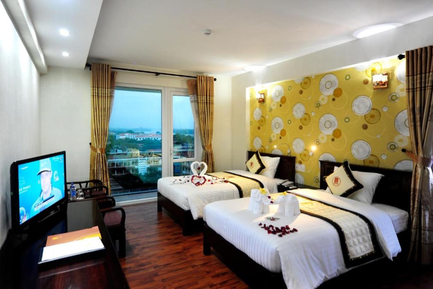 MidTown Hotel Hue tọa lạc cạnh bên bờ sông Hương thơ mộng 5