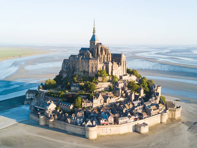 Isla mágica del Mont Saint Michel en medio del mar francés 2