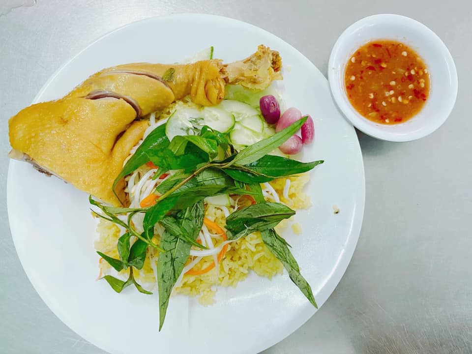 Nếu có dịp dừng chân Phú Yên, bạn chớ bỏ lỡ món Cơm gà Tuyết Nhung thơm ngon khó cưỡng 9