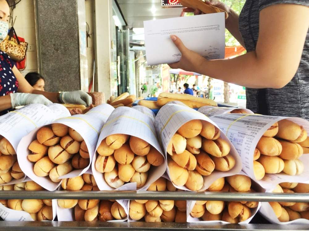 Ngất ngây với Bánh mì cay Bà Già Hải Phòng chỉ từ 2.000 đồng một ổ 12