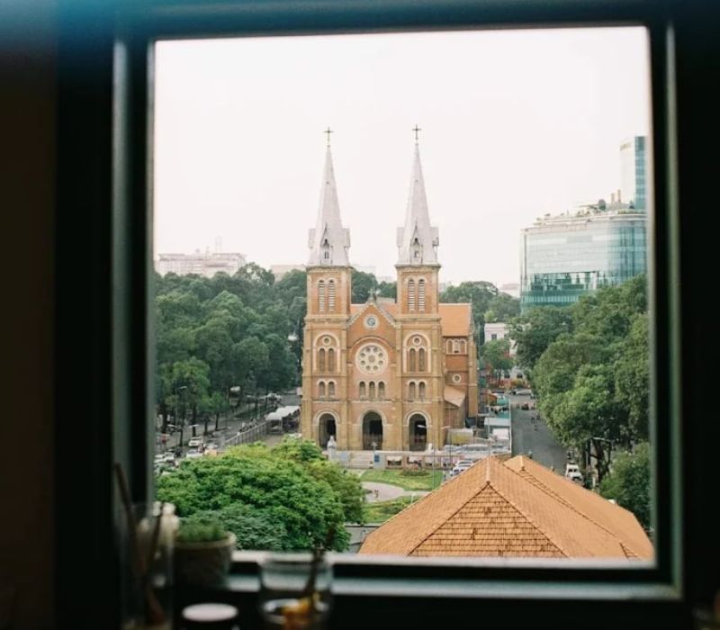 Người Tám Chuyện House: Cafe view nhà thờ Đức Bà cho những tâm hồn bình yên
