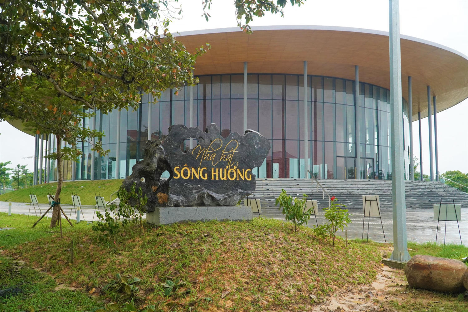 Nhà hát Sông Hương - Thưởng thức nghệ thuật giữa không gian kiến trúc Huế trăm tỷ 2