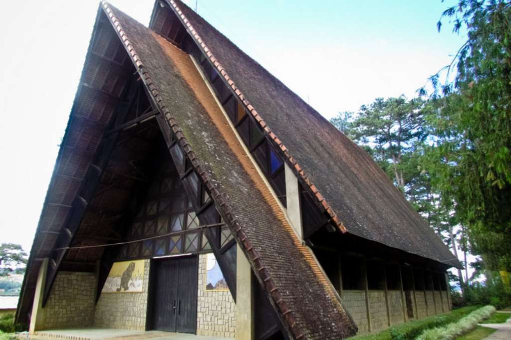 Nhà thờ Cam Ly Đà Lạt - Khám phá kiến trúc nhà thờ đậm màu sắc dân tộc miền sơn cước ở Đà Lạt 7