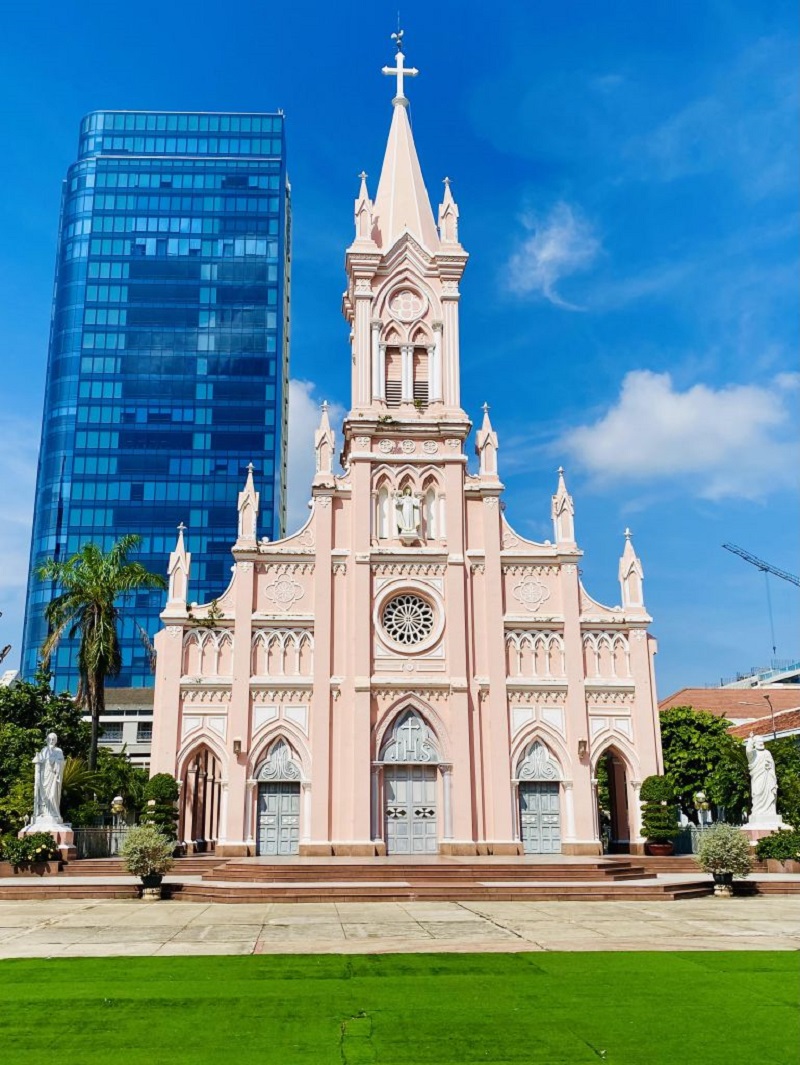 Nhà thờ Con Gà Đà Nẵng với sắc hồng ấn tượng giữa trung tâm