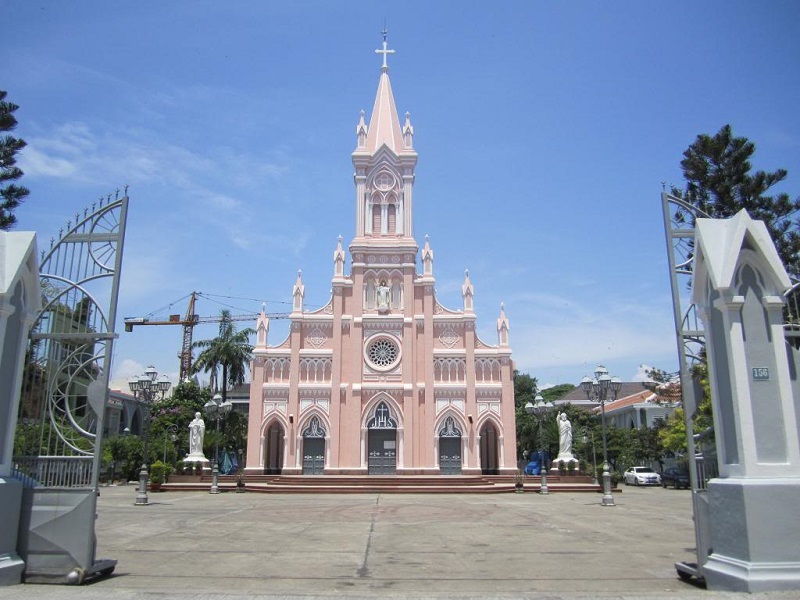 Nhà thờ Con Gà Đà Nẵng với sắc hồng ấn tượng giữa trung tâm 4