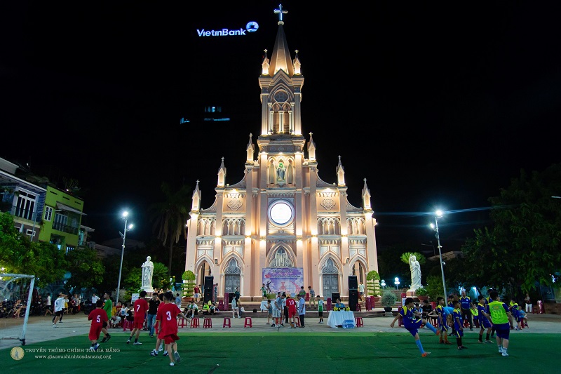Nhà thờ Con Gà Đà Nẵng với sắc hồng ấn tượng giữa trung tâm 9