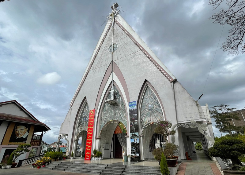 Khám phá 10 nhà thờ Đà Lạt có lối kiến trúc ấn tượng nhất 6